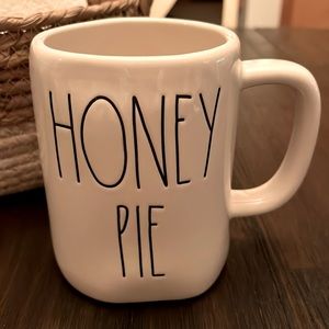 RAE DUNN ‘HONEY PIE’ MUG